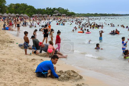 Téléchargez les photos : Cienfuegos, Cuba - 12 août 2023 : plage bondée de Playa rancho Luna près de Cinfuegos sur Cuba - en image libre de droit