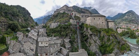 Téléchargez les photos : Vue sur drone à la forteresse de Bard sur Aosta velley en Italie - en image libre de droit