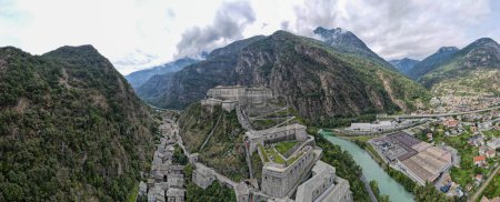 Téléchargez les photos : Vue sur drone à la forteresse de Bard sur Aosta velley en Italie - en image libre de droit