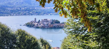 Téléchargez les photos : Vue sur l'île de San Giulio sur le lac d'Orta en Italie - en image libre de droit