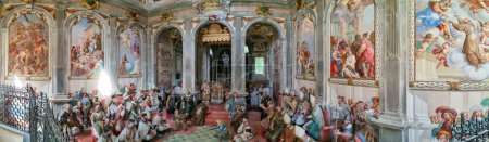 Téléchargez les photos : Orta, Italie - 3 septembre 2023 : statues sur le mont sacré d'Orta en Italie - en image libre de droit