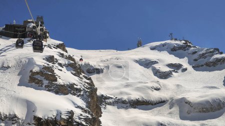 Téléchargez les photos : Engelberg, Suisse - 9 avril 2023 : le téléphérique pour monter Titlis sur Engelberg sur les Alpes suisses - en image libre de droit