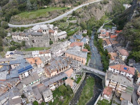 Foto de Drone vista en el pueblo de Verres en Aosta velley en Italia - Imagen libre de derechos