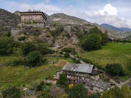 Foto de Drone vista en el castillo de Verres en Aosta velley en Italia - Imagen libre de derechos