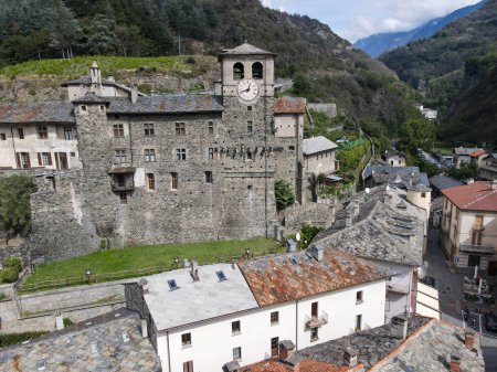Foto de Vista del dron en la iglesia de San Egidio en Verres en Aosta velley, Italia - Imagen libre de derechos