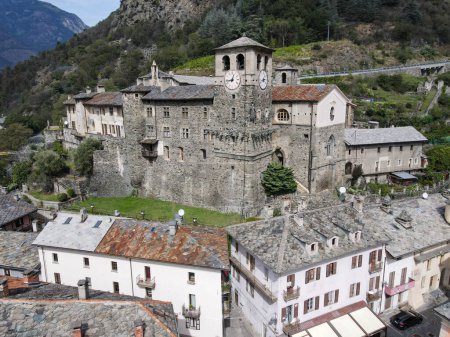 Téléchargez les photos : Vue sur drone à l'église de saint Egidio sur Verres à Aoste velley, Italie - en image libre de droit