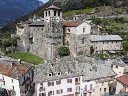 Foto de Vista del dron en la iglesia de San Egidio en Verres en Aosta velley, Italia - Imagen libre de derechos