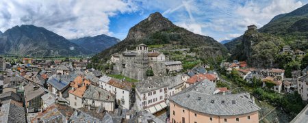 Foto de Drone vista en el pueblo de Verres en Aosta velley en Italia - Imagen libre de derechos