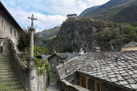 Téléchargez les photos : Vue du village de Verres à Aoste velley sur l'Italie - en image libre de droit