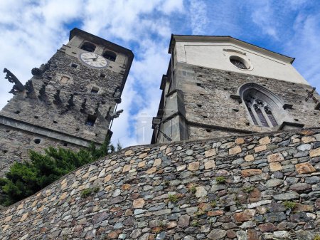 Téléchargez les photos : Vue de l'église Saint Egidio de Verres à Aoste velley, Italie - en image libre de droit