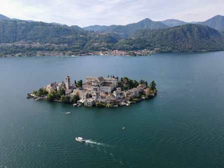 Téléchargez les photos : Vue par drone sur l'île de San Giulio en Italie - en image libre de droit