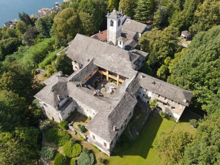 Téléchargez les photos : Vue par drone sur le mont sacré Orta en Italie - en image libre de droit