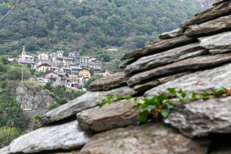 Téléchargez les photos : Maisons traditionnelles sur la vallée d'Aoste en Italie - en image libre de droit