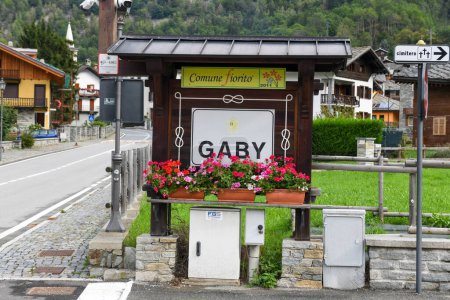Téléchargez les photos : Gaby, Italie - 17 septembre 2023 : vue au village de Gaby sur la vallée d'Aoste en Italie - en image libre de droit