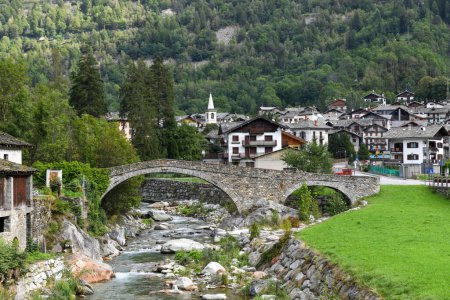 Foto de Gaby, Italia - 17 de septiembre de 2023: vista al pueblo de Gaby en el valle de Aosta en Italia - Imagen libre de derechos