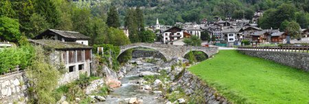Téléchargez les photos : Gaby, Italie - 17 septembre 2023 : vue au village de Gaby sur la vallée d'Aoste en Italie - en image libre de droit