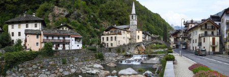 Foto de Gressoney Saint-Jean, Italia - 17 de septiembre de 2023: vista al pueblo de Gressoney Saint-Jean en el valle de Aosta en Italia - Imagen libre de derechos