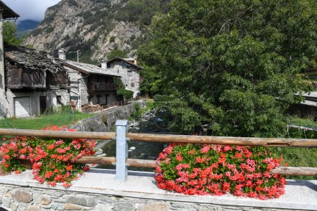 Foto de Gressoney Saint-Jean, Italia - 17 de septiembre de 2023: vista al pueblo de Gressoney Saint-Jean en el valle de Aosta en Italia - Imagen libre de derechos