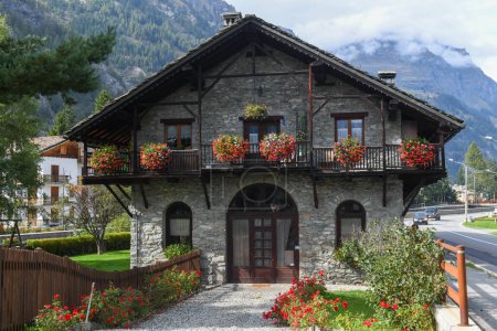 Téléchargez les photos : Maison traditionnelle sur la vallée d'Aoste en Italie - en image libre de droit