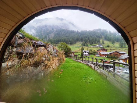 Foto de Vista desde una sauna en Staffal en el valle de Aosta en Italia - Imagen libre de derechos