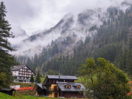 Foto de Vista de las montañas en Staffal en el valle de Aosta en Italia - Imagen libre de derechos