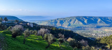 Téléchargez les photos : Vue sur la mer de Galilée et les hauteurs du Golan à la frontière entre Israël, Sirie et Jordanie - en image libre de droit