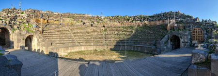 Foto de Vista en el teatro romano de Umm Qais (Gadara) en Jordania - Imagen libre de derechos