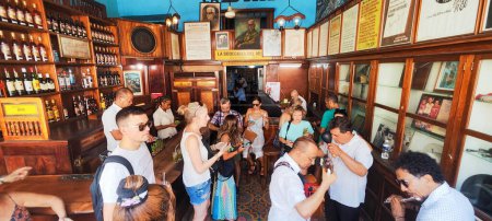 Téléchargez les photos : La Havane, Cuba - 7 août 2023 : les gens boivent et écoutent de la musique dans le bar de Bodeguita del medio à La Havane sur Cuba - en image libre de droit