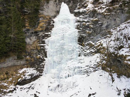 Foto de Vista del dron en una cascada congelada en Engelberg en los Alpes suizos - Imagen libre de derechos