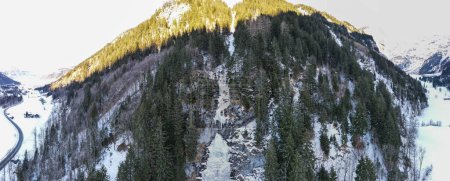 Foto de Vista del dron en una cascada congelada en Engelberg en los Alpes suizos - Imagen libre de derechos