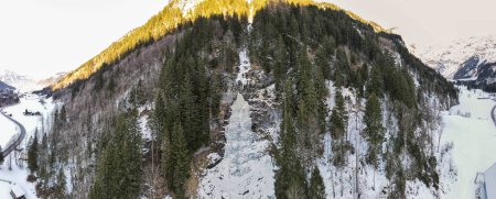 Téléchargez les photos : Vue d'un drone dans une cascade gelée à Engelberg sur les Alpes suisses - en image libre de droit