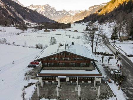 Foto de Vista del dron en un chalet de Engelberg en los Alpes suizos - Imagen libre de derechos