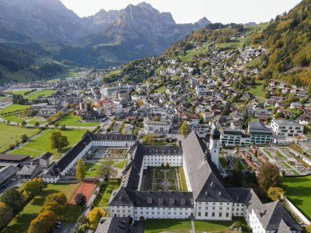Drohnenblick auf das Kloster Engelberg in den Schweizer Alpen