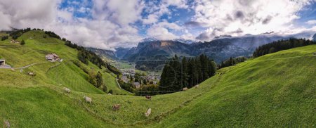 Téléchargez les photos : Vue sur drone dans la vallée d'Engelberg sur les Alpes suisses - en image libre de droit