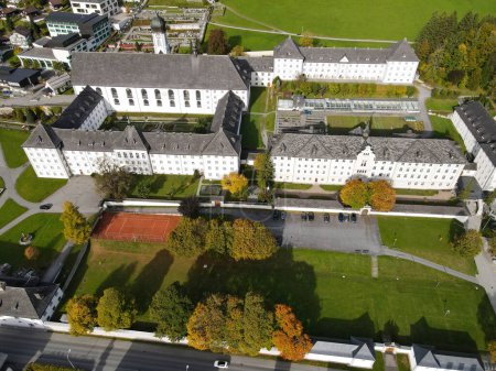 Téléchargez les photos : Vue par drone au couvent d'Engelberg sur les Alpes suisses - en image libre de droit