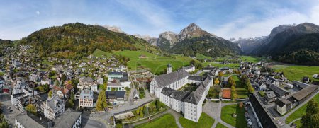 Téléchargez les photos : Vue par drone au couvent d'Engelberg sur les Alpes suisses - en image libre de droit