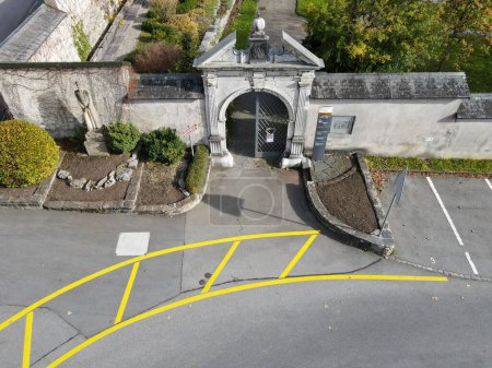 Foto de Vista del dron en el convento de Engelberg en los Alpes suizos - Imagen libre de derechos