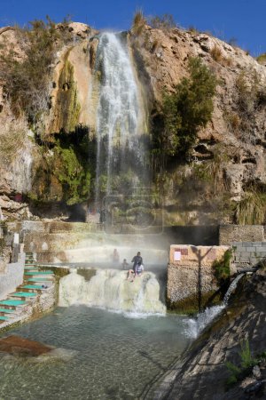 Téléchargez les photos : Ma'In, Jordanie - 18 janvier 2024 : Vue à la cascade des sources thermales Ma'In sur la Jordanie - en image libre de droit