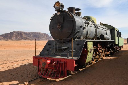 Téléchargez les photos : Vieux train à Wadi Rum désert sur la Jordanie - en image libre de droit