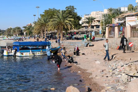 Téléchargez les photos : Aqaba, Jordanie - 20 janvier 2024 : personnes sur la plage d'Aqaba en Jordanie - en image libre de droit