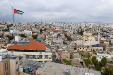 Téléchargez les photos : Vue du dessus de Madaba avec la mosquée King Hussain - en image libre de droit