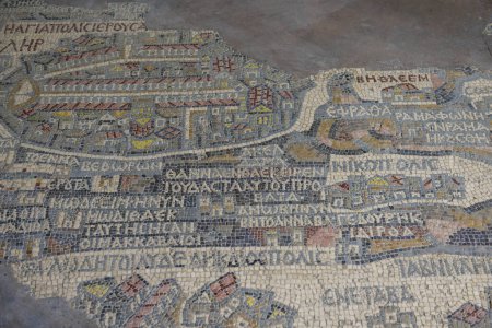 Foto de Mapa de mosaico del piso más antiguo de Tierra Santa en la iglesia de San Jorge en Madaba, Jordania - Imagen libre de derechos