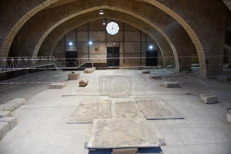 Téléchargez les photos : Mosaïque de plancher le plus ancien sur l'église des Apôtres à Madaba en Jordanie - en image libre de droit