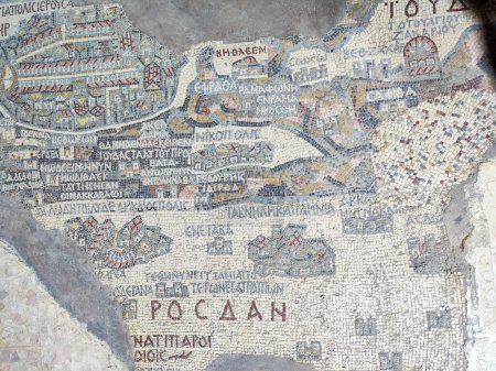 Téléchargez les photos : La plus ancienne carte mosaïque du sol de Terre Sainte dans l'église Saint-Georges à Madaba sur la Jordanie - en image libre de droit