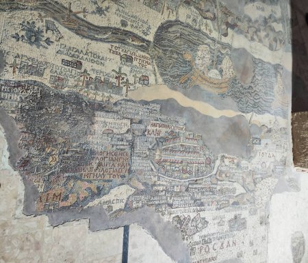 Téléchargez les photos : La plus ancienne carte mosaïque du sol de Terre Sainte dans l'église Saint-Georges à Madaba sur la Jordanie - en image libre de droit