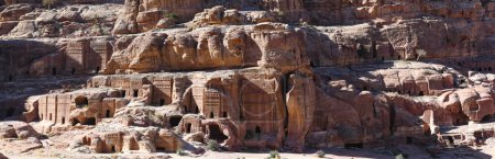 Téléchargez les photos : Vue sur les tombes de Petra en Jordanie - en image libre de droit