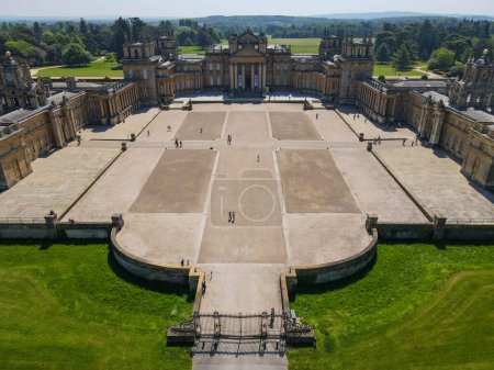 Téléchargez les photos : Vue par drone au palais Blenheim sur Woodstock en Angleterre - en image libre de droit