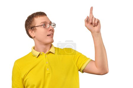 Photo for Funny young man in corrective glasses with eureka gesture, man got idea isolated on white background. Surprised geek man in yellow T-shirt pointing index finger up, found solution to work task - Royalty Free Image