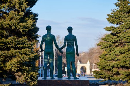 Foto de Taganrog, Russia - 02.21.2022 - Monument to Taganrog shadow anti fascism organization called Oath of youth in Taganrog city, Rostov Oblast, Russia. Memorial of two person holding hands, back view - Imagen libre de derechos