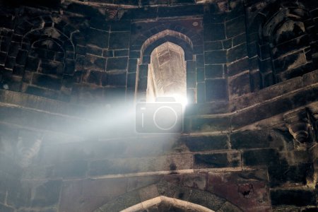 Foto de Haz de luz de la ventana de la antigua tumba india Bada Gumbad en Nueva Delhi, India, hermoso rayo blanco de luz en el interior de la tumba antigua, mística y misteriosa atmósfera de monumento antiguo en la India - Imagen libre de derechos